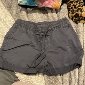 grey shorts